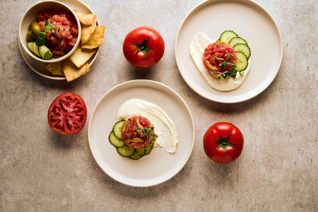 Tartare de tomates à la grecque et feta fouettée