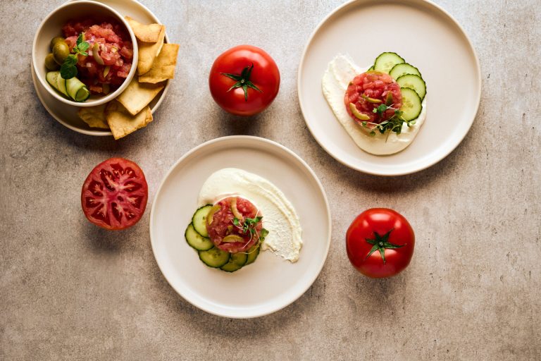 Tartare de tomates à la grecque et feta fouettée