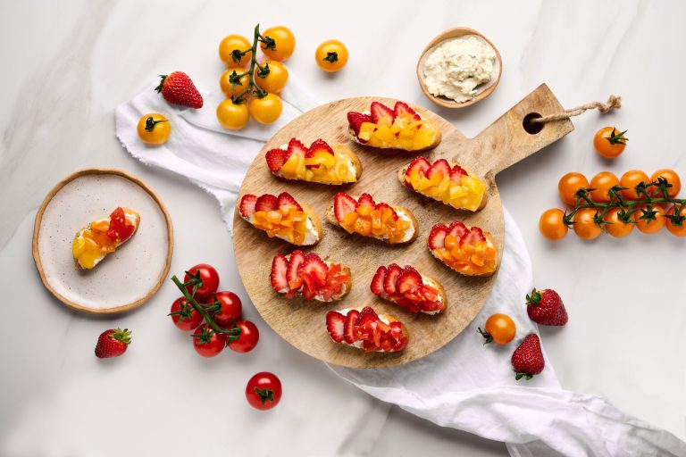 Bruschetta arc-en-ciel de tomates et de fraises