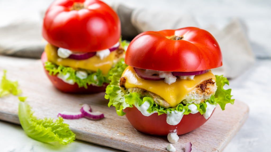 Burgers de tomate au poulet avec sauce crémeuse ricotta-basilic