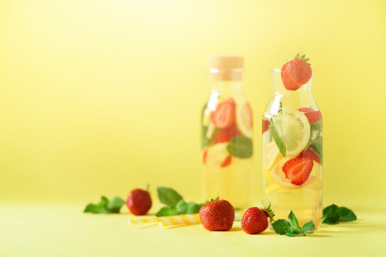 Eau aromatisée rafraîchissante fraise, citron, menthe