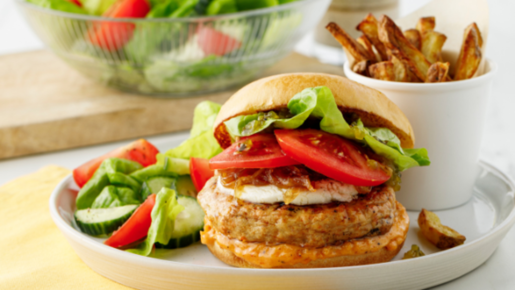 Burger de poulet de grain au fromage de chèvre et oignons caramélisés
