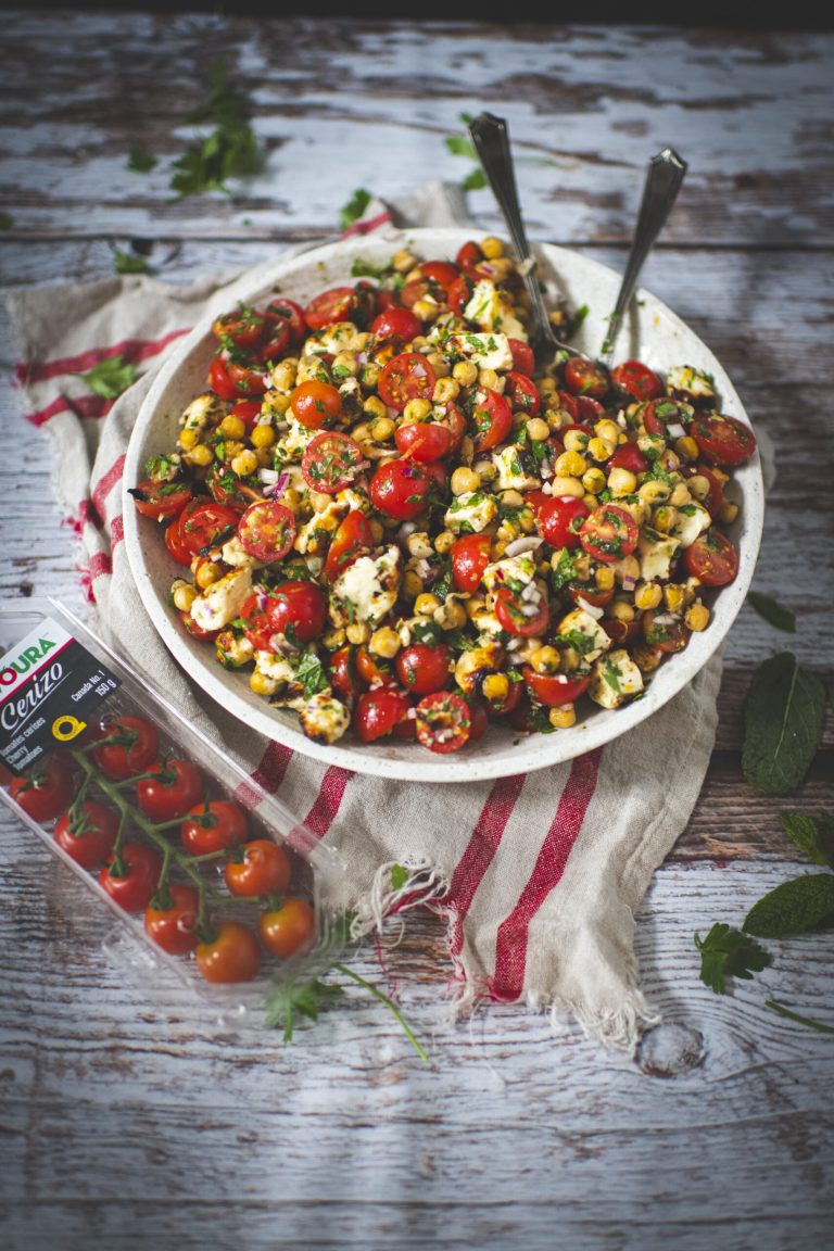 Salade de tomates cerises avec pois chiches et halloumi grillé