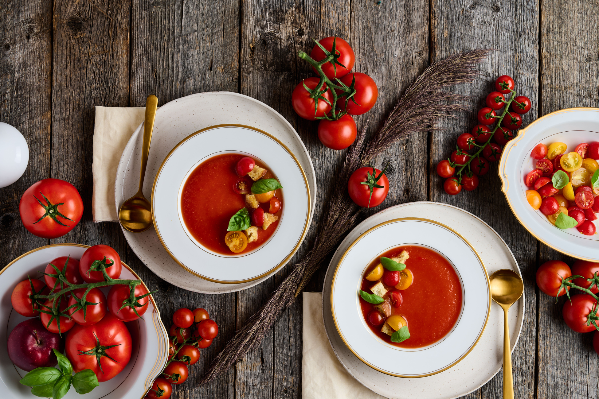Potage d’automne aux tomates et aux pommes