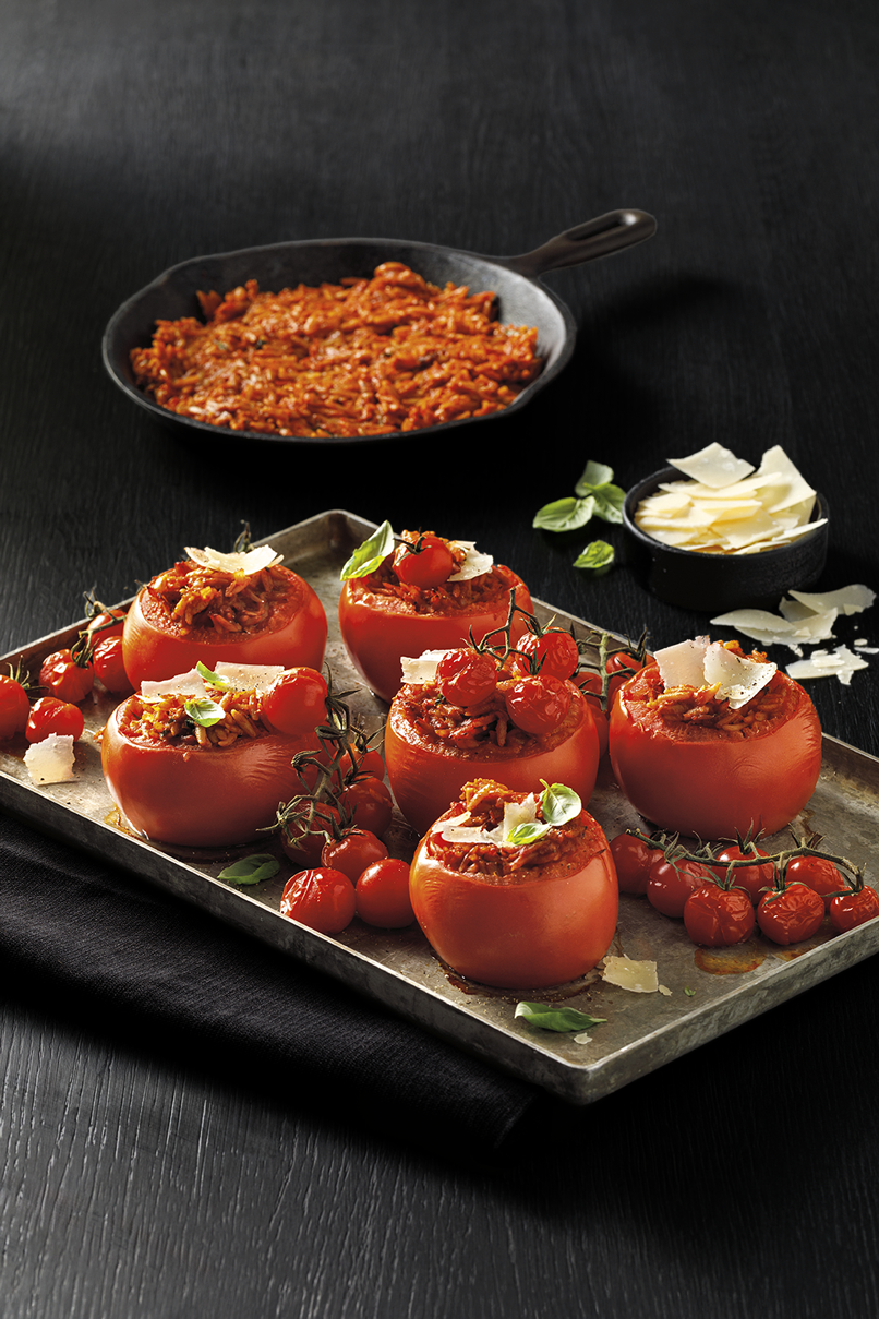 Tomates farcies à l’orzo et tomates cerises rôties