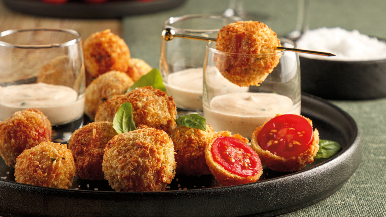 Tomates cerises panées et sauce au yogourt épicée