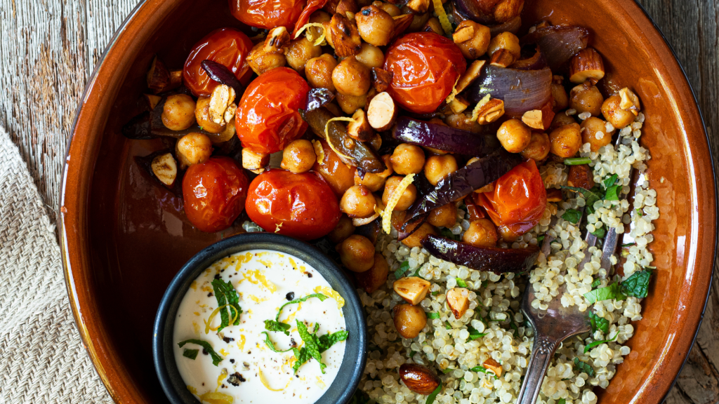 Bol marocain aux pois chiches, tomates cerises et amandes