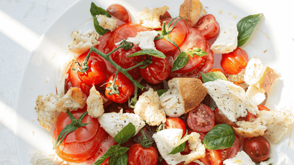 Panzanella aux tomates Cocktalio fraîches et confites au BBQ