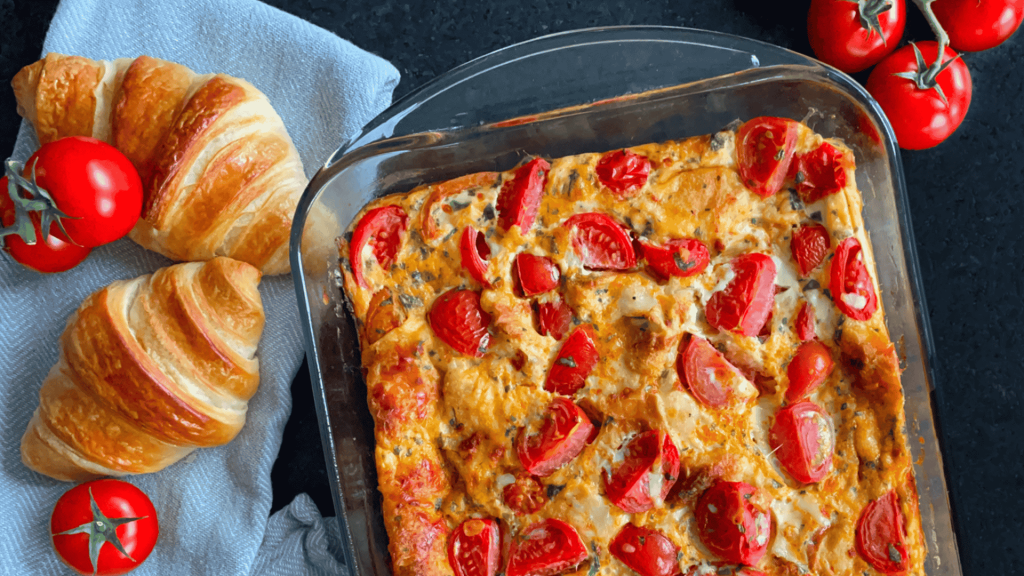 Casserole feuilletée aux croissants et tomates cerises