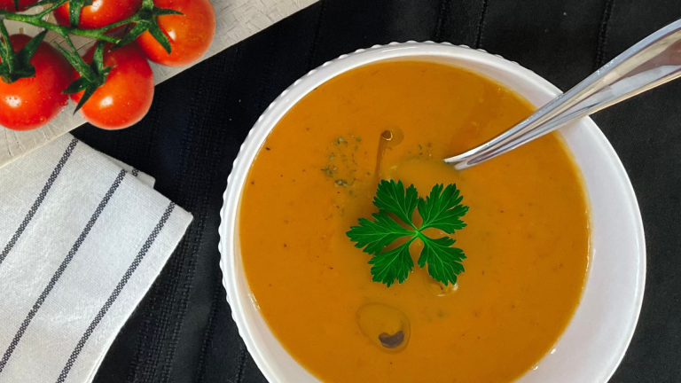 Soupe rustique aux tomates tricolores rôties