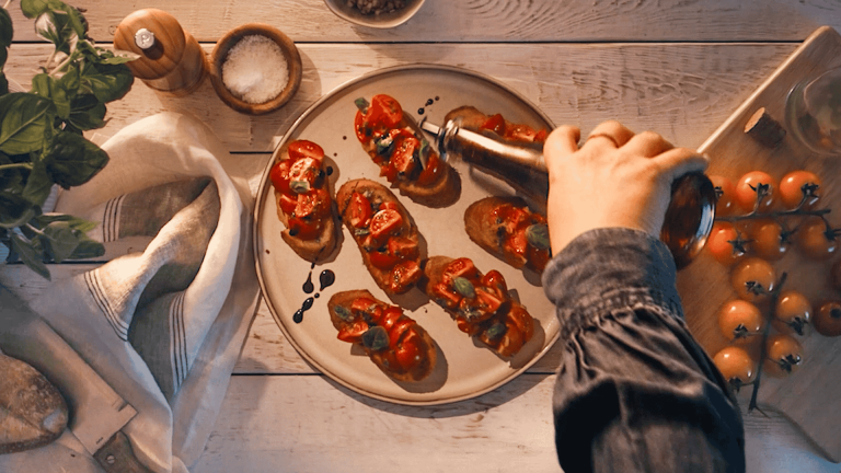 Bruschetta printanière aux tomates cerises
