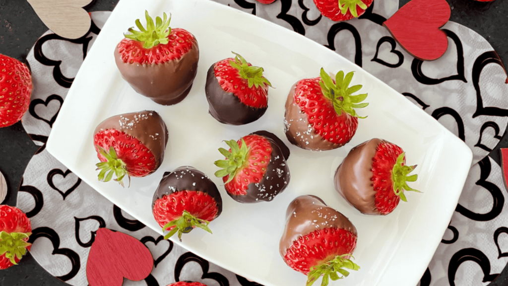 Fraises enrobées de fondue au chocolat