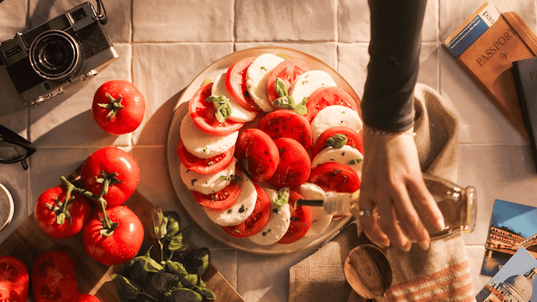 Salade Caprese classique aux tomates La Vigne