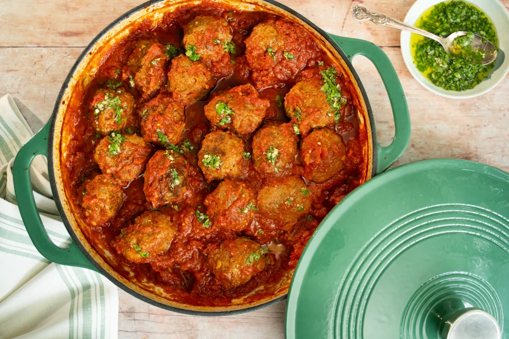 Casserole de boulettes de bœuf, sauce tomate et chimichurri
