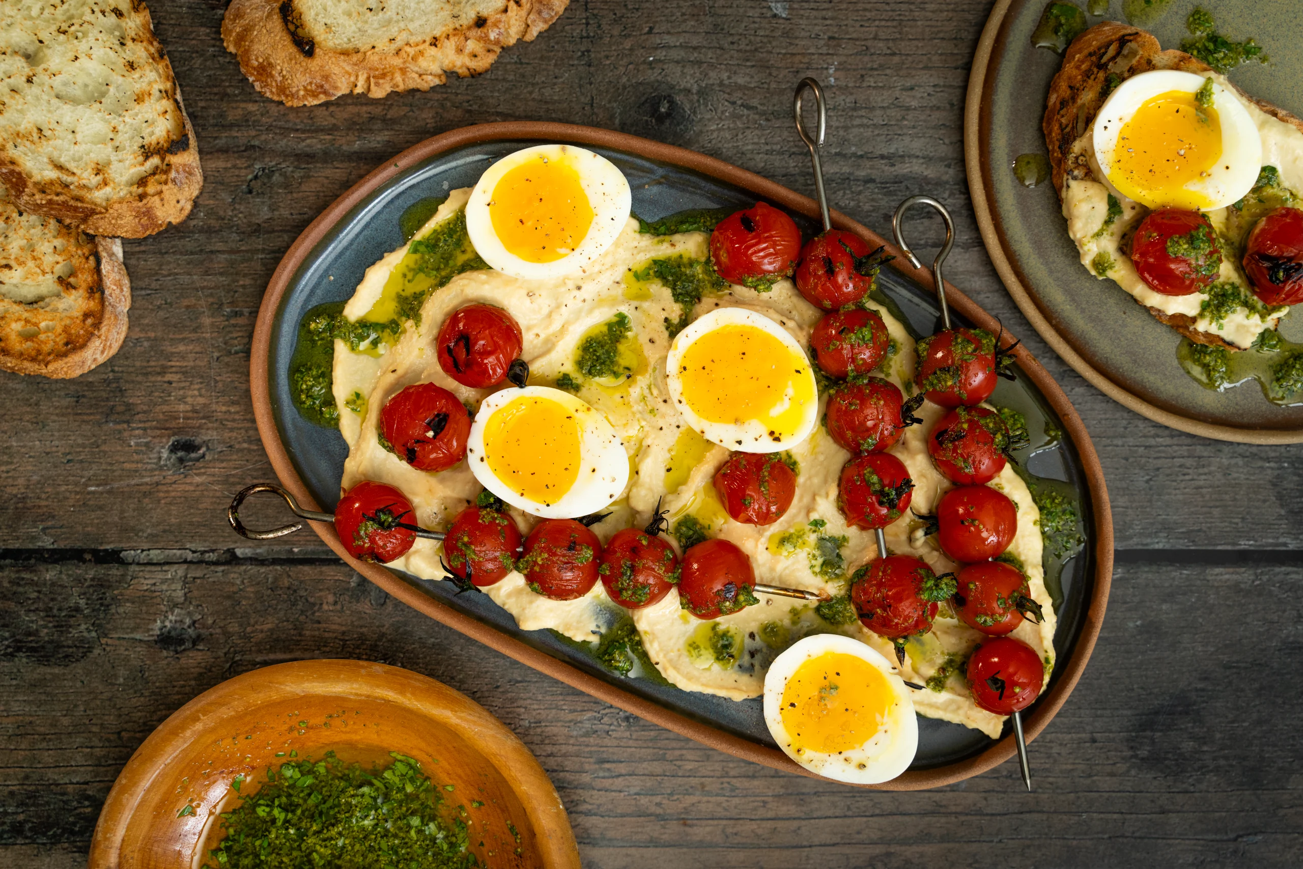 Brochettes de minis tomates grillées, hummus et œufs coulants